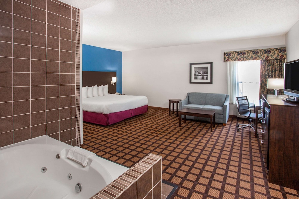 Studio Suite, 1 King Bed, Non Smoking, Jetted Tub - Photo 1