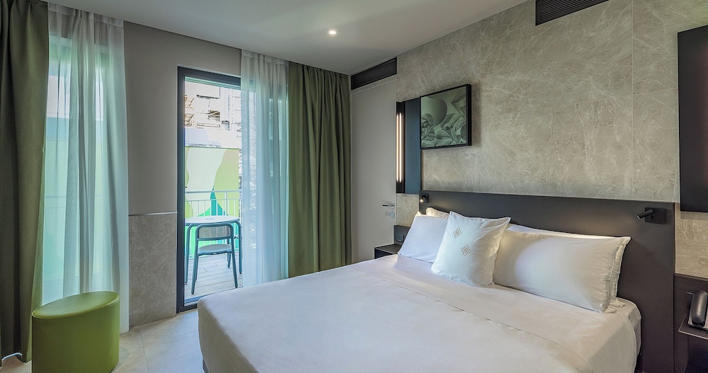 Deluxe Double Room, 1 Queen Bed, Balcony, Courtyard View photo 1