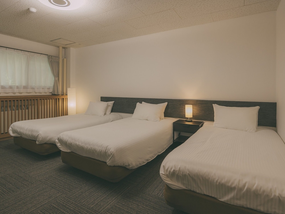 Western Room with 3 single beds - Toilet only, Non Smoking photo 3