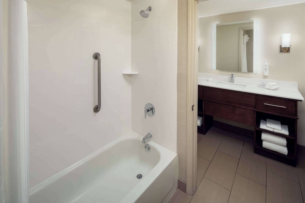 Suite, 2 Bedrooms - Photo 11