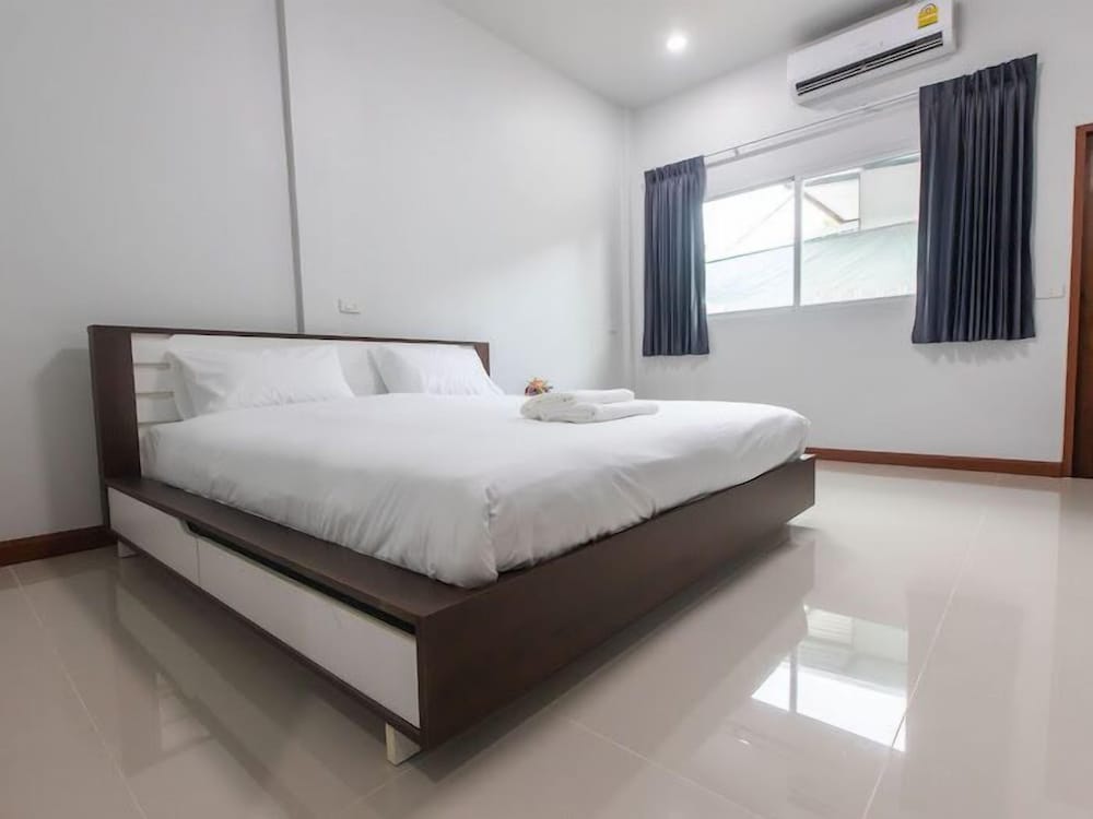 Single Room, 1 King Bed (Basic Room) photo 2