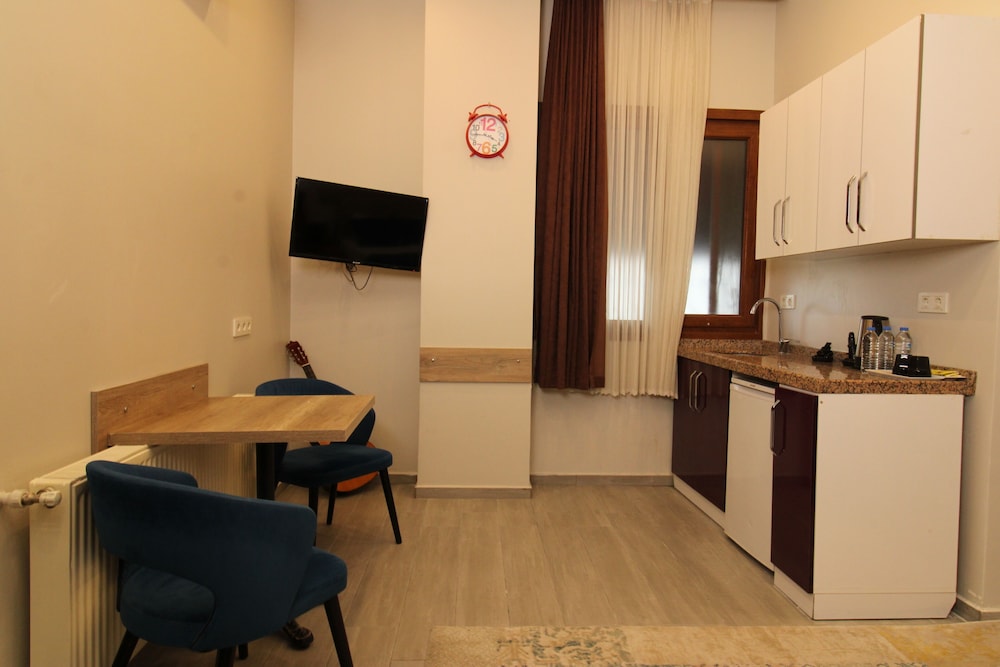 Family Room, Kitchen, City View photo 2
