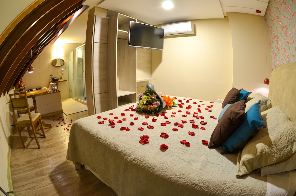Deluxe Suite, Jetted Tub