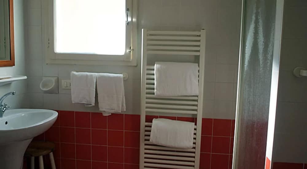 Classic Double or Twin Room, 1 Queen Bed, Lake View (Lake View), photo 6
