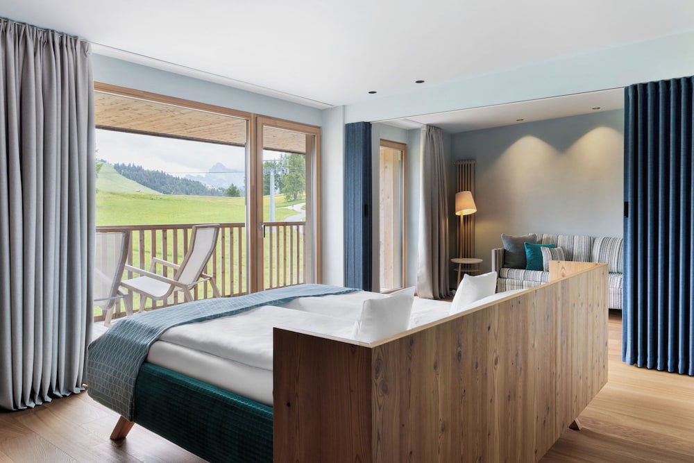 Junior Studio Suite, 1 King Bed, Mountain View (Suite Clouds)