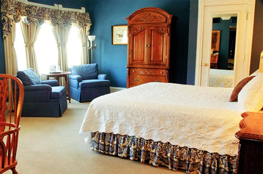 Deluxe Suite, 1 King Bed, Non Smoking - Photo 1