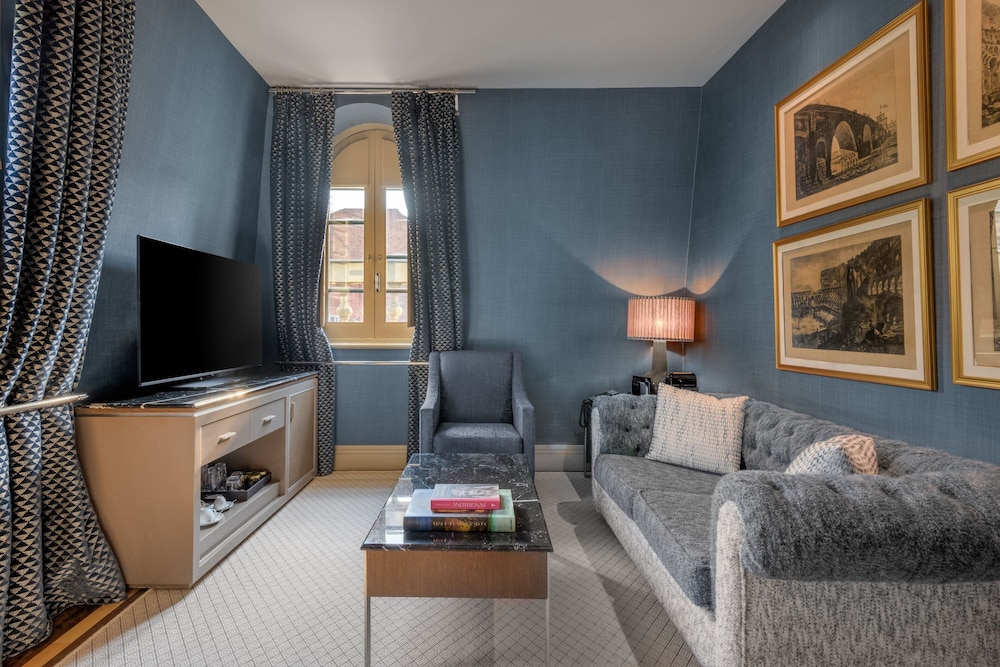 Suite, 1 King Bed thumbnail 6