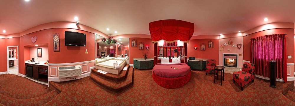 Red Romantic Theme Suite with Round Bed, Jetted Tub & Fireplace - Photo 1