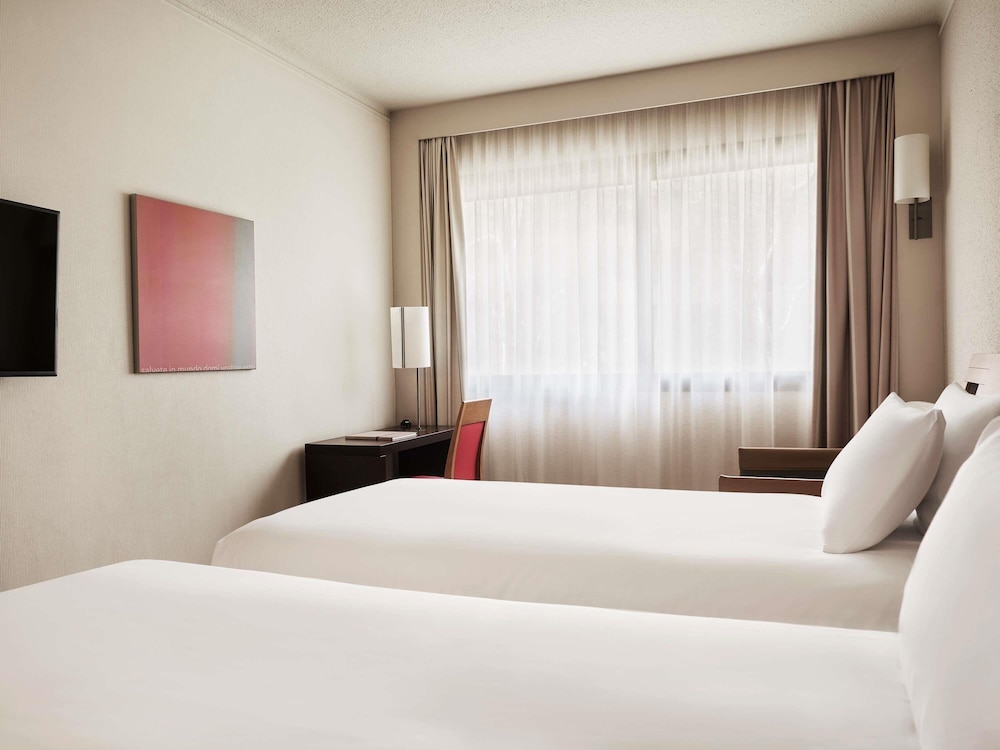 Standard Twin Room, 2 Single Beds and 1 Single Sofa Bed thumbnail 5
