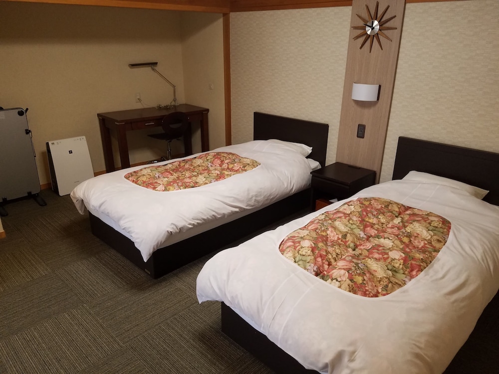 Japanese Western-Style Room (2 Single Beds and 4 Japanese Futon)