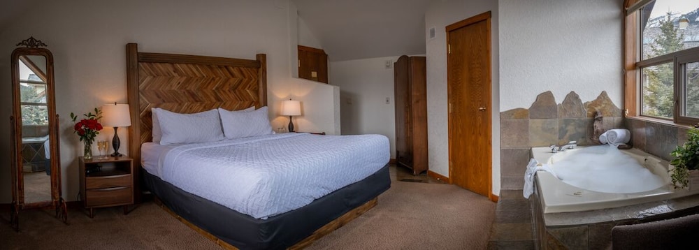 Honeymoon Deluxe Room