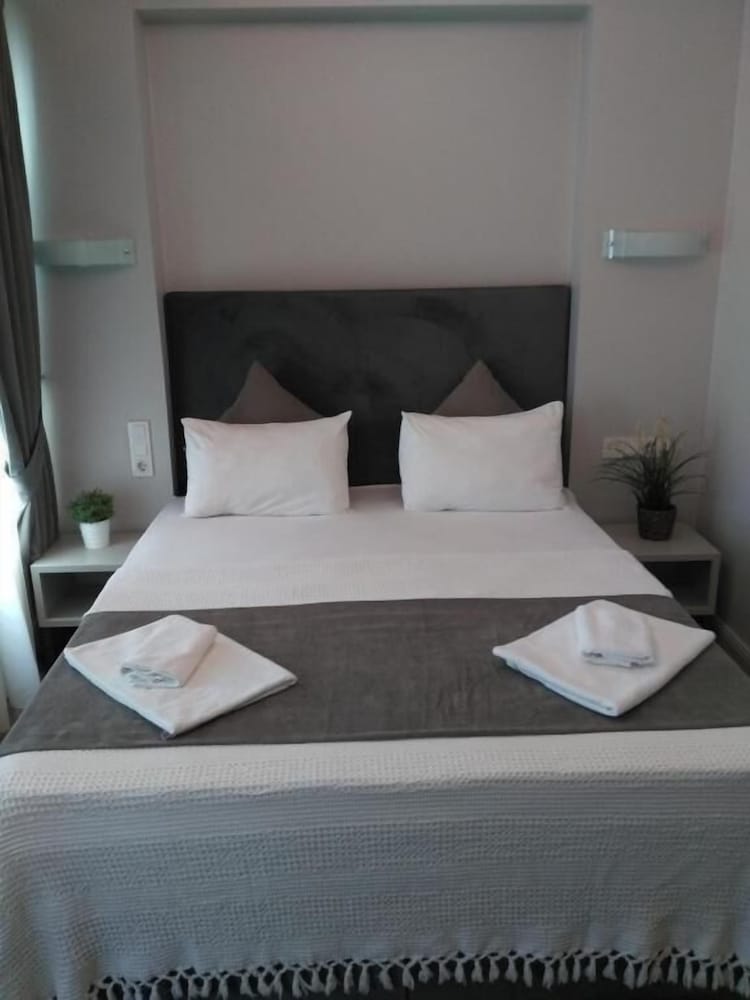 Standard Room, 1 Queen Bed, City View photo 3