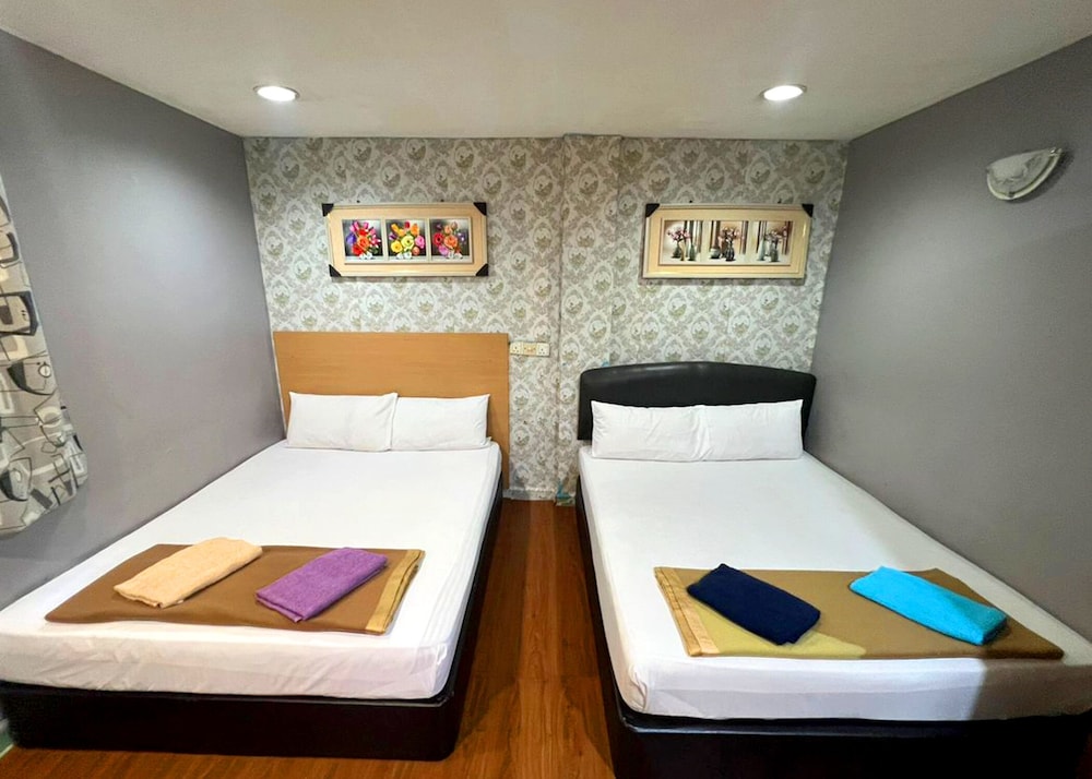 Quadruple Room, 2 Queen Beds - Photo 4