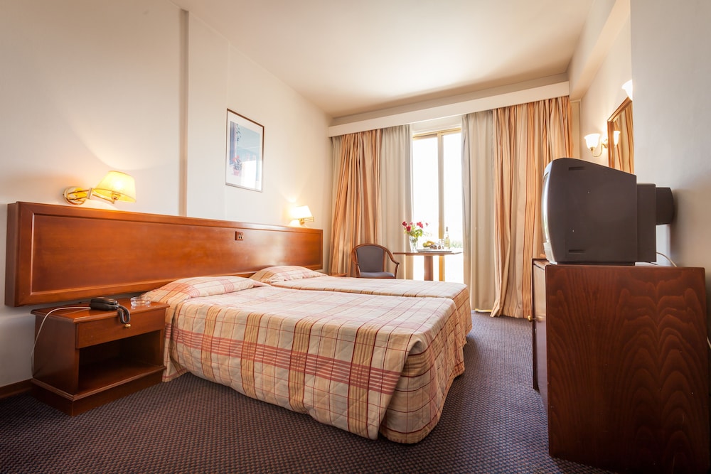 Zweibett- oder Doppelzimmer mit Poolblick