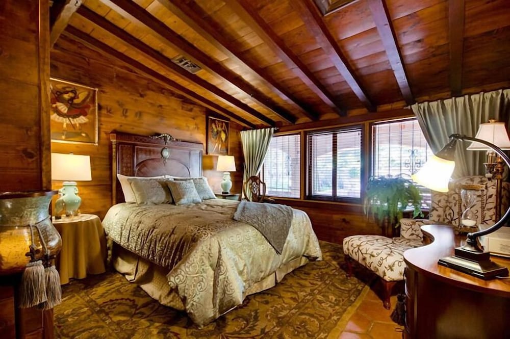 Deluxe Room, 1 Queen Bed (Wedgewood) photo 1