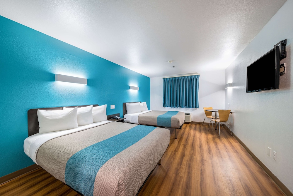 Deluxe Room, Multiple Beds, Non Smoking, Refrigerator & Microwave