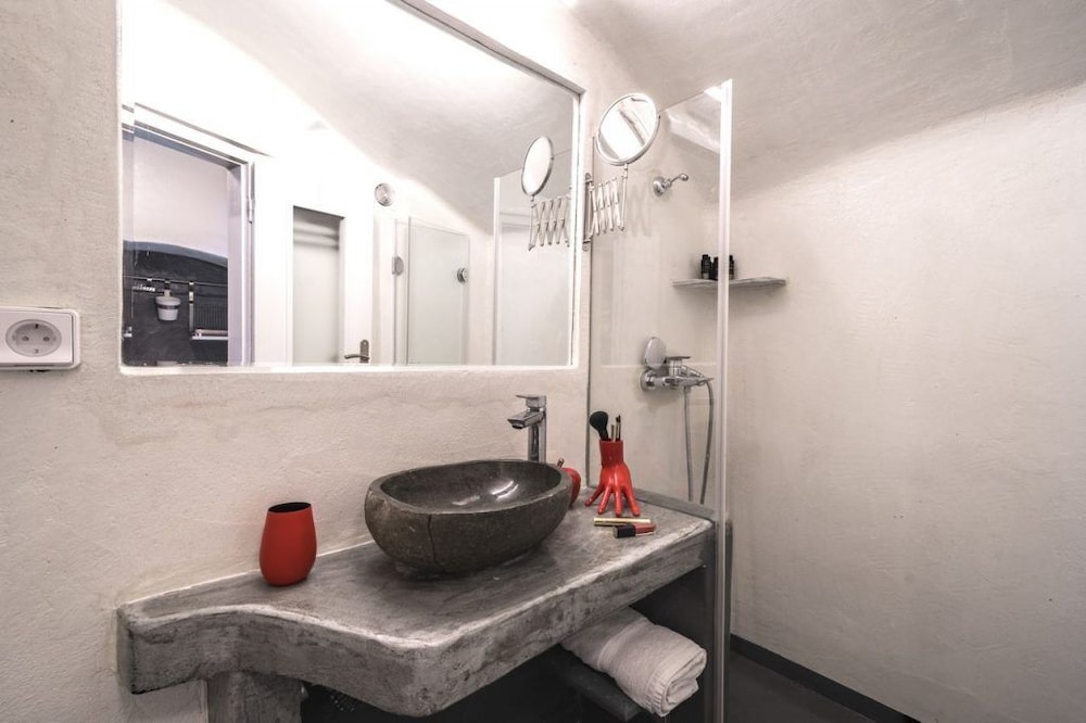 TRADITIONAL CAVE RESIDENCE, 1 Outdoor Hot tub, 2 Indoor Spa baths