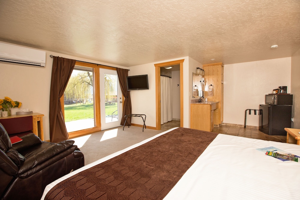 Deluxe Room, 2 Queen Beds, Patio, Mountain View (Non-Smoking) photo 1