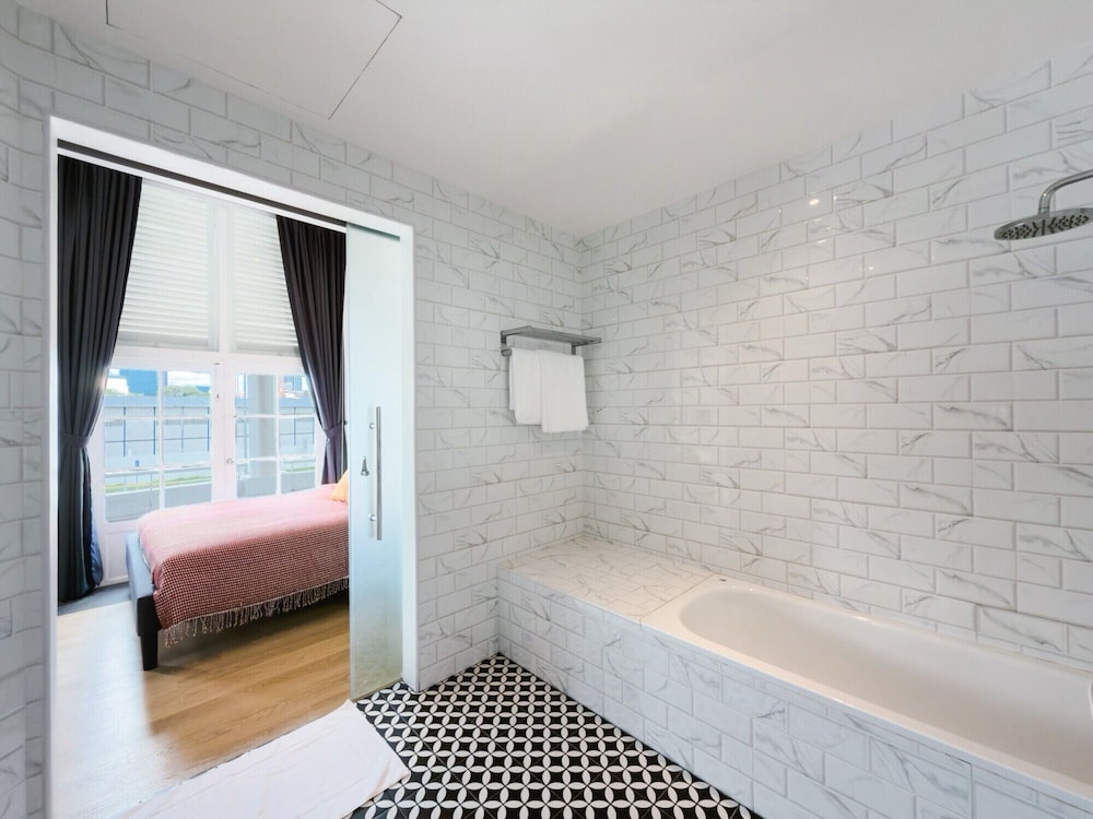 Family Studio Suite, Balcony, City View photo 3