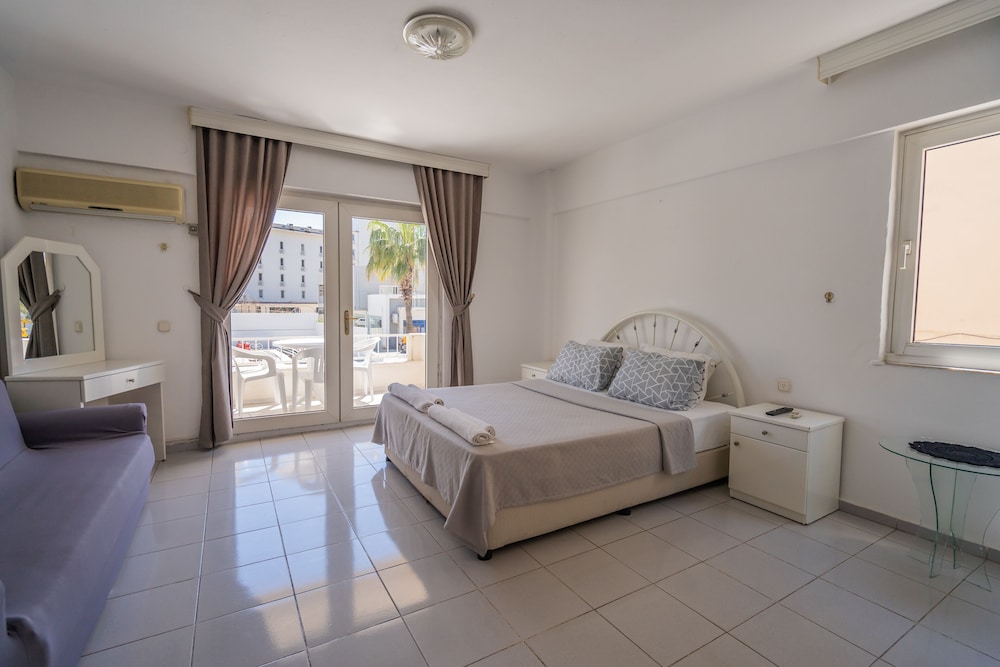 Standard Double Room, 1 Bedroom, Partial Sea View