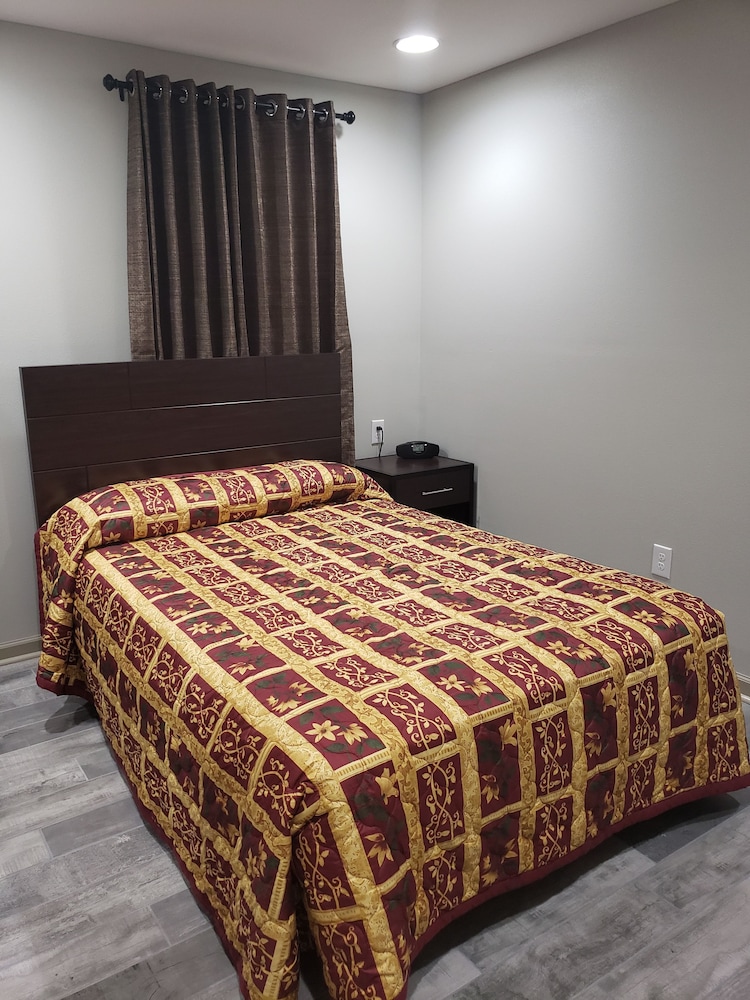 Room, 1 Full Bed, Non Smoking, Refrigerator & Microwave - Photo 3