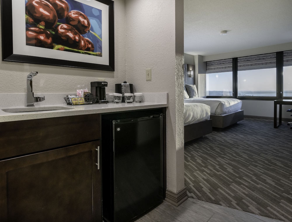 Deluxe Room, 2 Queen Beds, Golf View, Tower (Tower Deluxe Queen Beds) - Photo 2