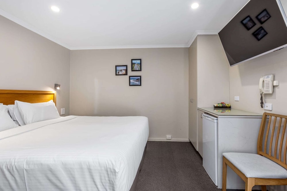 Standard Room, Multiple Beds, Non Smoking, Ground Floor (Walk-In Shower) - Photo 4