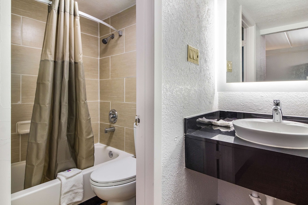 Deluxe Room, 1 King Bed, Non Smoking, Kitchenette - Photo 2