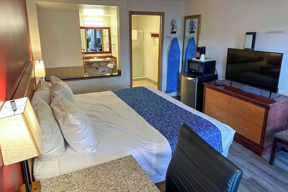 Suite, 1 King Bed, Non Smoking - Photo 2