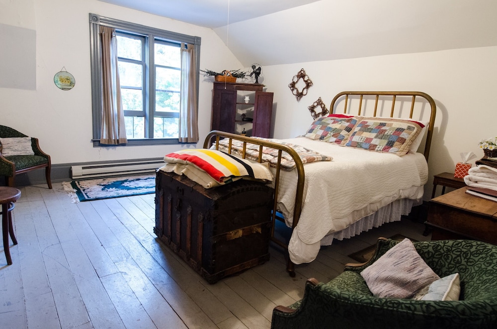 Suite, 1 Queen Bed, Private Bath photo 3