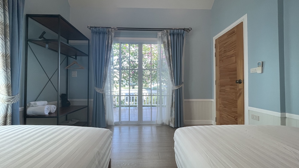 Family Room, 3 Bedrooms, Balcony - Photo 8