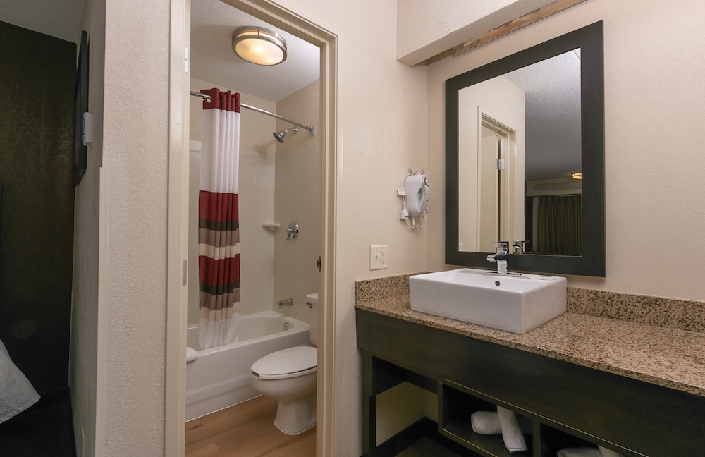 Superior Room, 1 King Bed (Smoke Free) - Photo 3