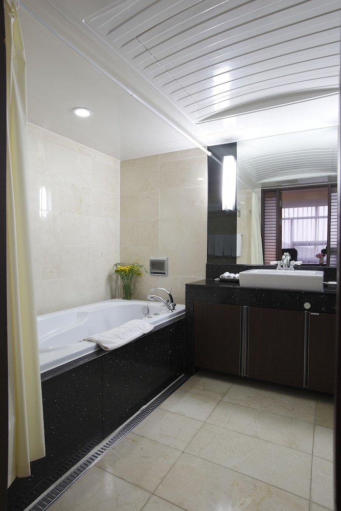 Suite, 1 Queen Bed, Hot Tub photo 3
