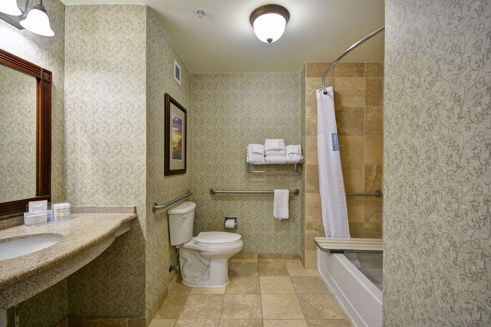 One King Bed, Non-Smoking, Accessible Tub - Photo 6