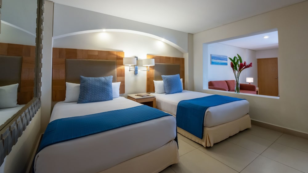 Royal Family Suite Pool View