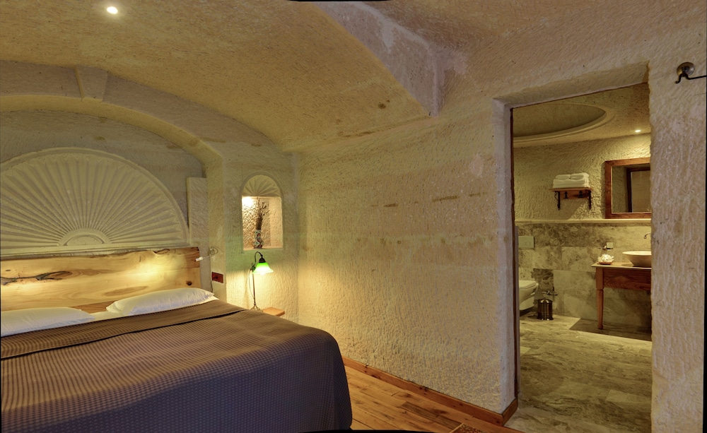 Suite with Hot tub photo 3
