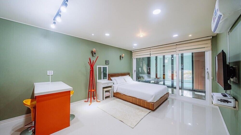 Room (Hue1) - Photo 1