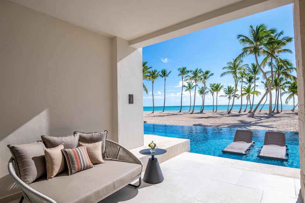 Club Ocean Front Junior Suite Swim Up King