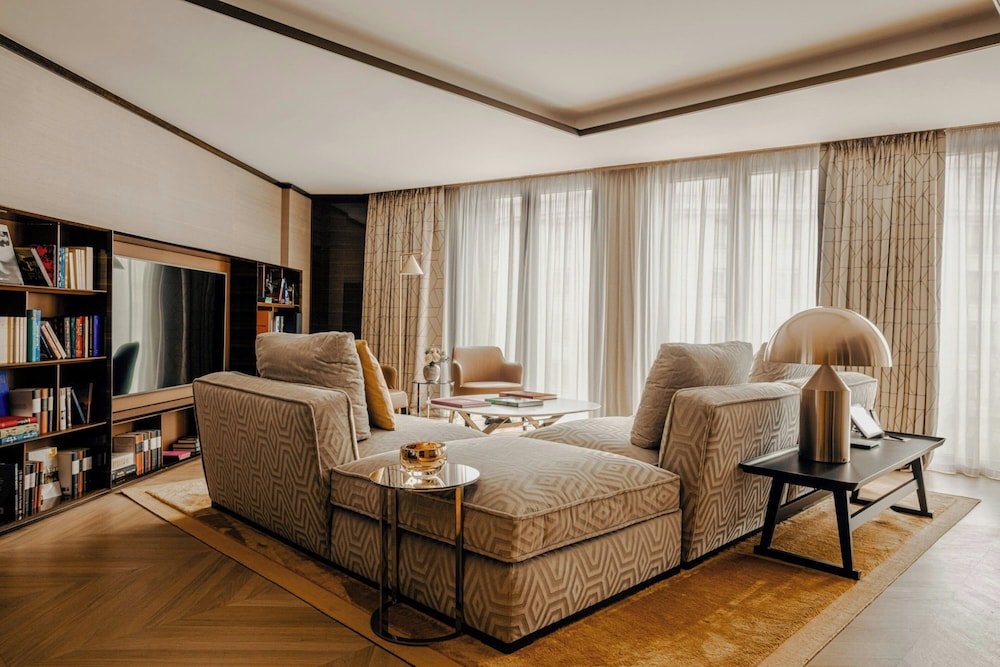 Executive Suite, City View thumbnail 5