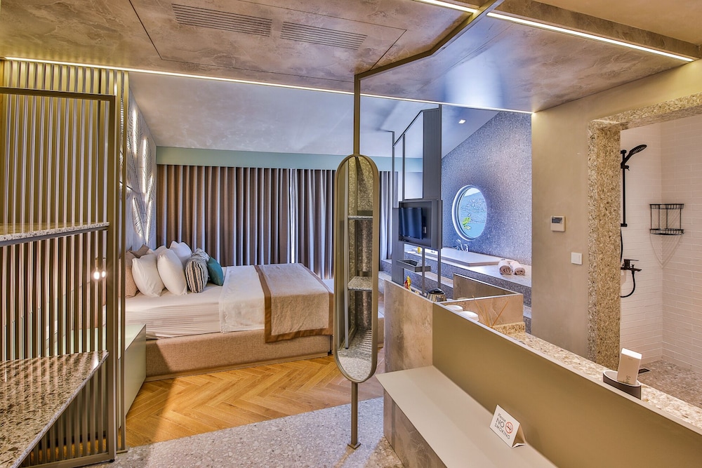 Deluxe Studio Suite, 1 King Bed, Jetted Tub