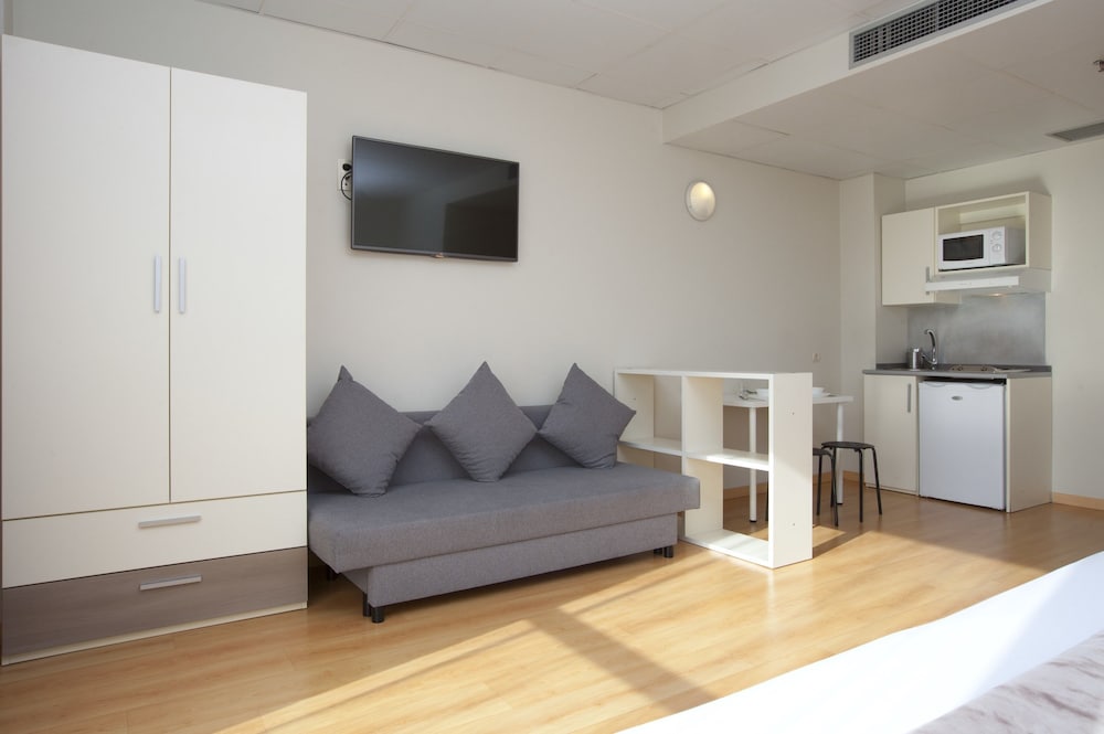 Family Room, Kitchen - Photo 3