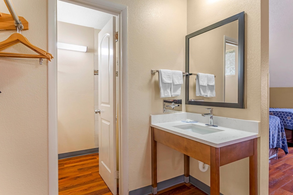 Suite, Multiple Beds, Non Smoking - Photo 4