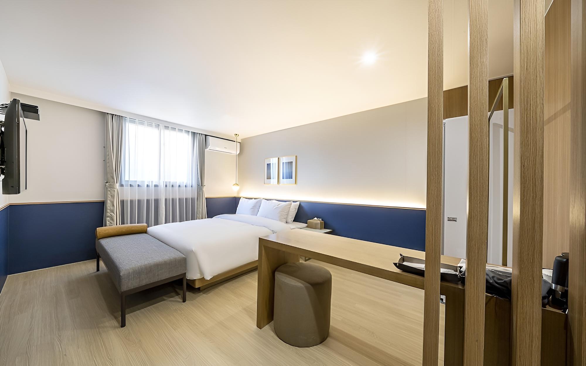 Room (VIP Double (with styler Netflix avail) - Photo 4