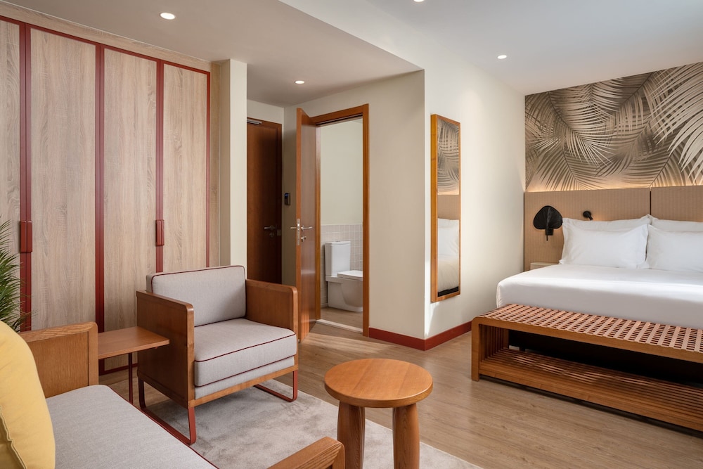 Junior Suite, 1 King Bed, City View photo 3