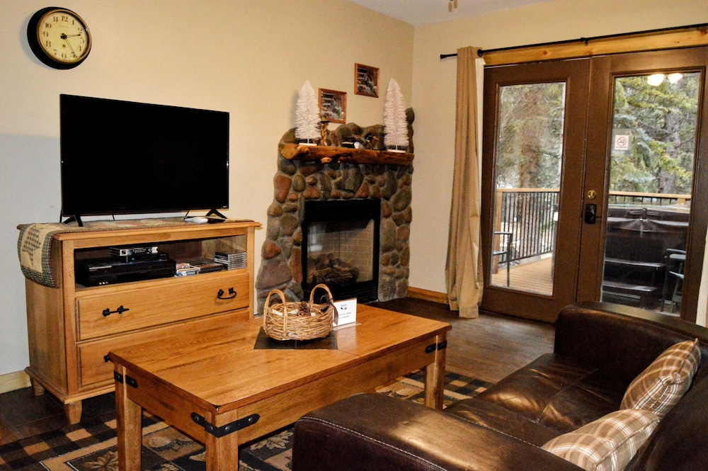Luxury Cabin, 1 King Bed, Jetted Tub, River View, photo 6