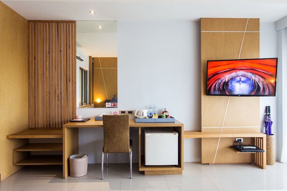 Deluxe Room, Balcony - Photo 12