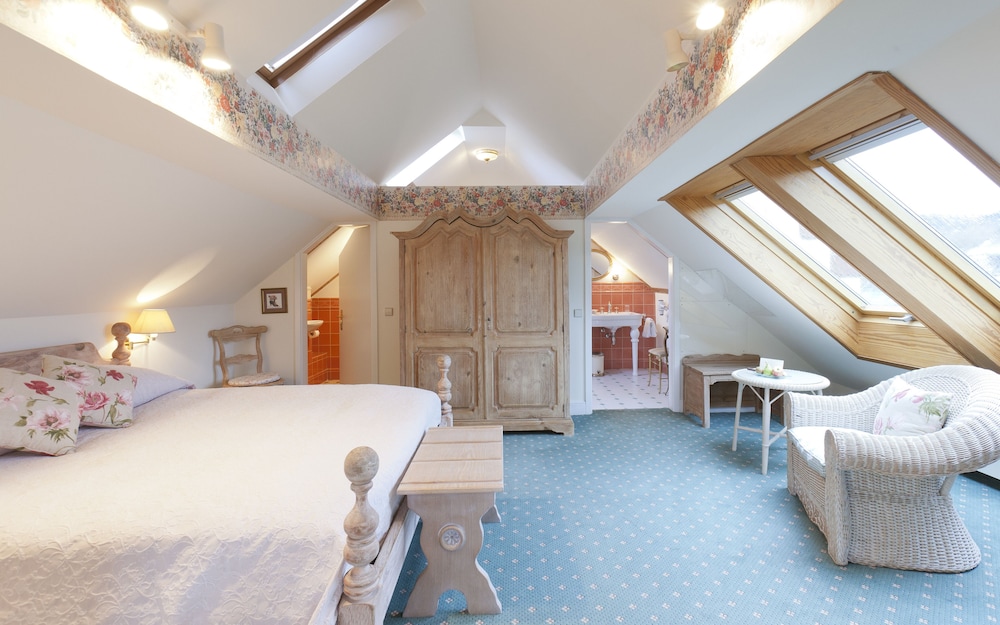 Suite, 2 Bedrooms - Photo 2