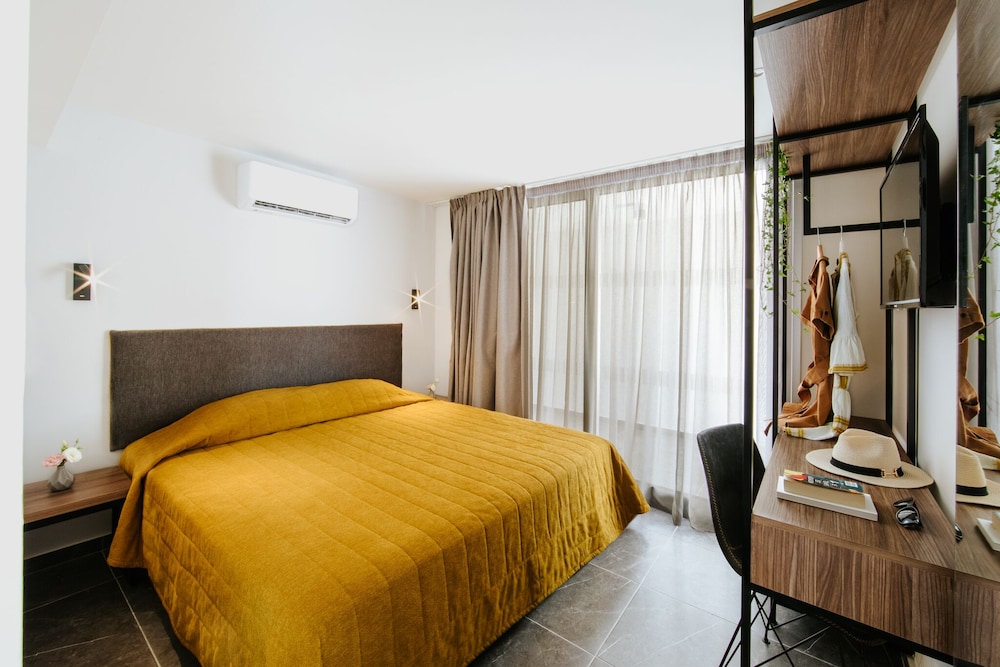 Superior Room With No Balcony - Photo 4