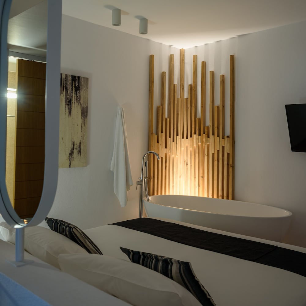 Apartment, 2 Bedrooms (Seasonal Hot Tub) - Photo 4