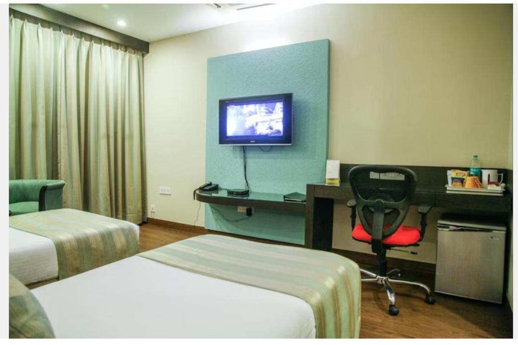 Twin Room with City View photo 2
